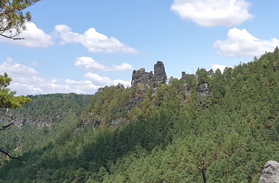Blick von den Feldsteinen auf die Lokomotive